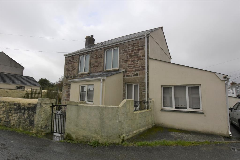 Lot: 66 - DETACHED THREE-BEDROOM HOUSE WITH GARDEN AND PARKING - 